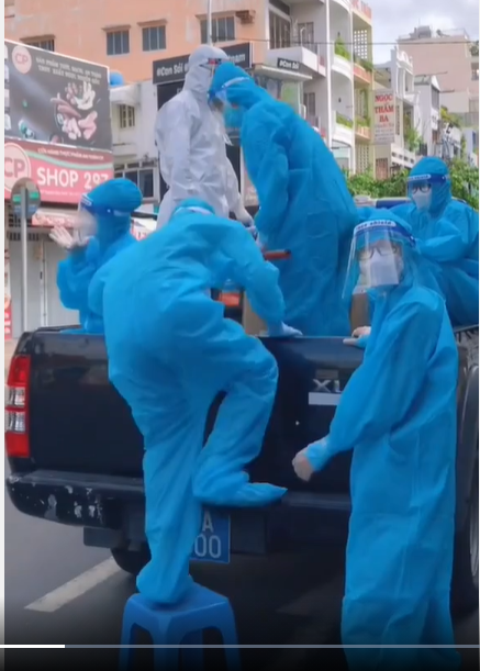 Từ xe "mui trần" màu trắng sang chảnh đến xe máy, họ đều phải đặt ghế thì mới có thể bước lên chỗ được, không cẩn thận là bị rách quần như chơi.