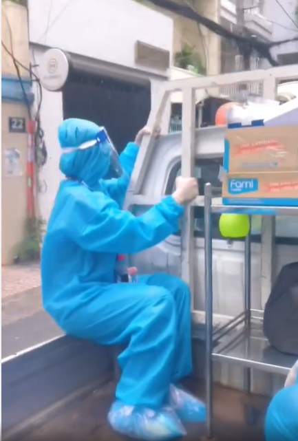 Vì vậy mà nữ tình nguyện viên này đã được thử hầu hết những chiếc "siêu xe" của các lực lượng chức năng cũng như xe máy của mọi người.