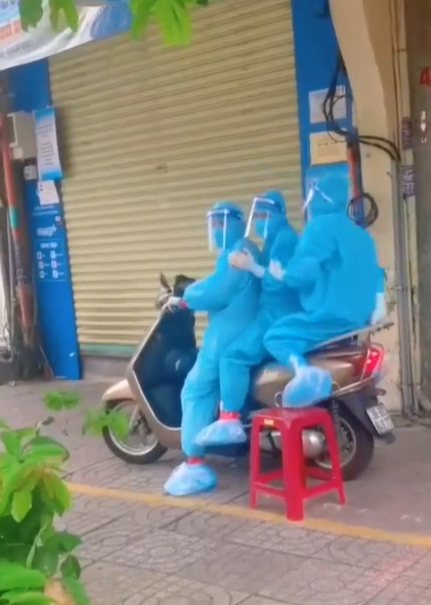 Phía dưới đoạn clip của cô bạn tình nguyện viên này, netizen đã để lại hàng loạt bình luận thích thú vì quá đỗi dễ thương.