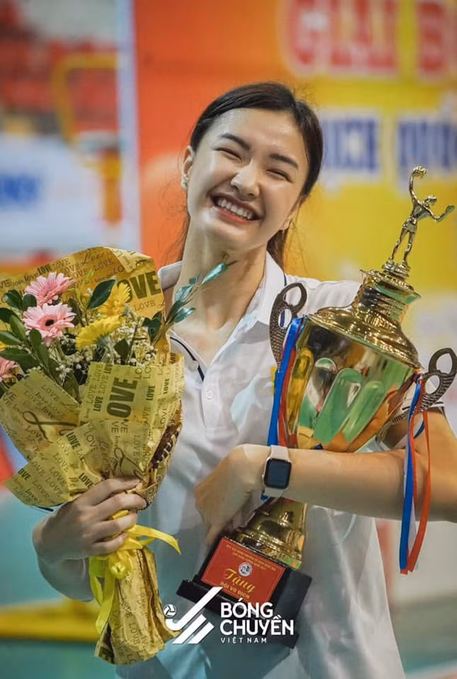 Quyết định giải nghệ ở tuổi 24 của Kim Thanh khiến người hâm mộ tiếc nuối, bởi cô vẫn là một trong những tay đập xuất sắc của bóng chuyền Việt Nam