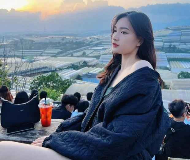 “Nhìn qua tưởng á hậu Phương Nhi”, một fan bình luận. “Nét đẹp đậm chất Á Đông là đây chứ đâu”, người thứ 2 cho biết. Đồng quan điểm, CĐV thứ 3 trêu đùa: “Kim Thanh sắp ở cương vị mới rồi”.