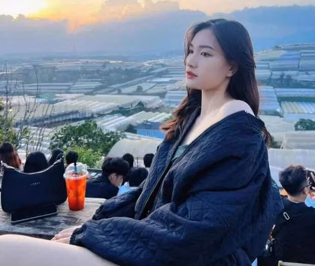 “Nhìn qua tưởng á hậu Phương Nhi”, một fan bình luận. “Nét đẹp đậm chất Á Đông là đây chứ đâu”, người thứ 2 cho biết. Đồng quan điểm, CĐV thứ 3 trêu đùa: “Kim Thanh sắp ở cương vị mới rồi”.