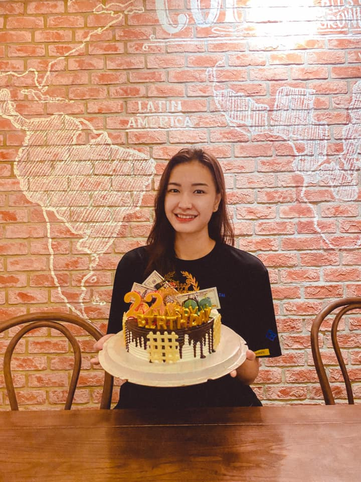 Kim Thanh sinh ra trong gia đình có 5 chị em. Cô sớm bộc lộ tài năng bóng chuyền và được lên tuyển trẻ từ khi mới 14 tuổi. Trước đó, em gái Kim Thanh là Mỹ Duyên cũng đã nói lời chia tay với bóng chuyền khi mới 20 tuổi