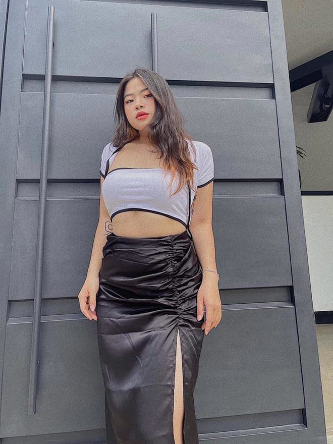 Giữa “rừng gái xinh” theo đuổi nét đẹp “mình hạc xương mai”, sự xuất hiện của một cô nàng mũm mĩm nhưng phong cách và thần thái quyến rũ không thể chê đã thu hút sự chú ý của nhiều người. Cô gái đó là Cố Hữu Vi, sinh năm 1998, quê Lâm Đồng.