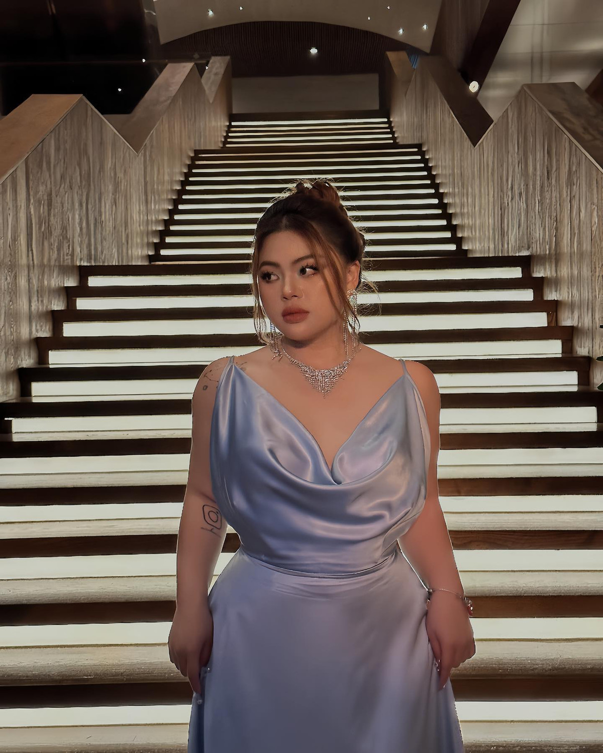 Cô gái Lâm Đồng không ngại khoe dáng trong những bộ bikini, nội y gợi cảm cùng với thần thái “ngút ngàn”. Sự tự tin về ngoại hình không màng đến những quy chuẩn nhan sắc là điều tạo ra sức hút riêng cho “nàng béo Lâm Đồng”.