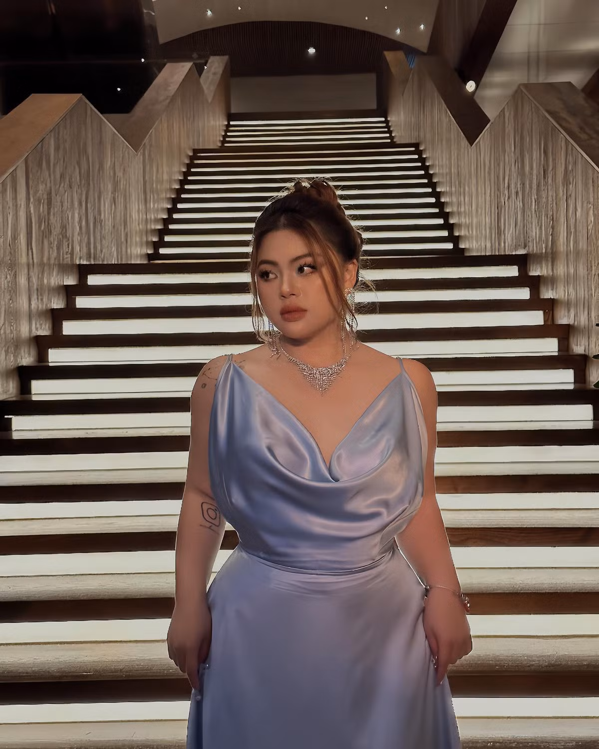 Cô gái Lâm Đồng không ngại khoe dáng trong những bộ bikini, nội y gợi cảm cùng với thần thái “ngút ngàn”. Sự tự tin về ngoại hình không màng đến những quy chuẩn nhan sắc là điều tạo ra sức hút riêng cho “nàng béo Lâm Đồng”.