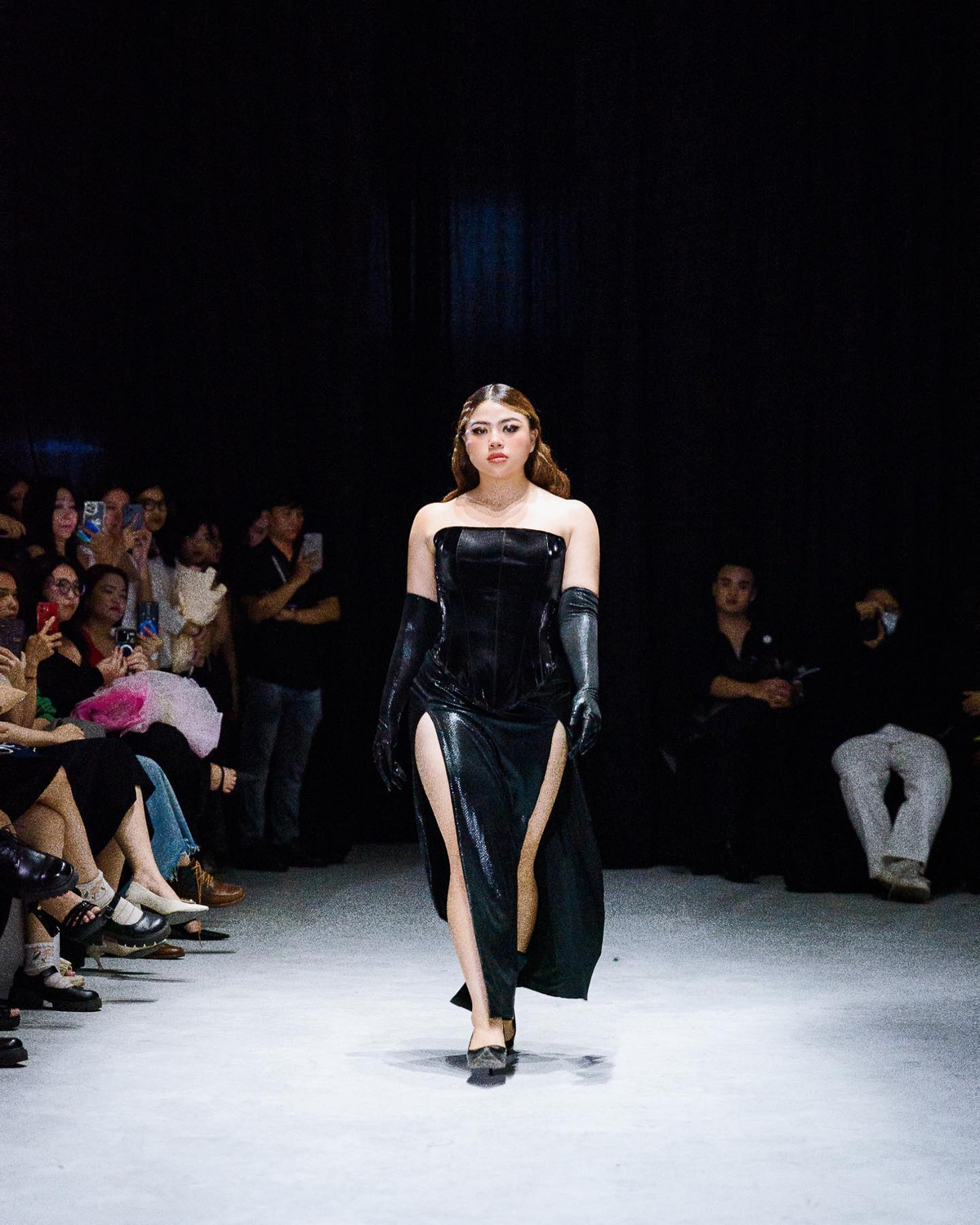 Hữu Vi tự tin tỏa sáng với vẻ đẹp của riêng mình, nhận được nhiều lời khen về ngoại hình xinh đẹp, cuốn hút.