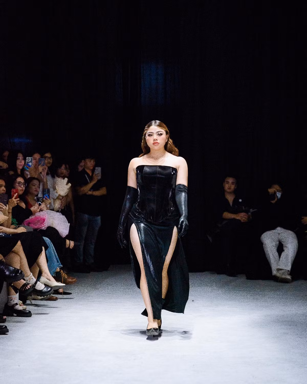 Hữu Vi tự tin tỏa sáng với vẻ đẹp của riêng mình, nhận được nhiều lời khen về ngoại hình xinh đẹp, cuốn hút.