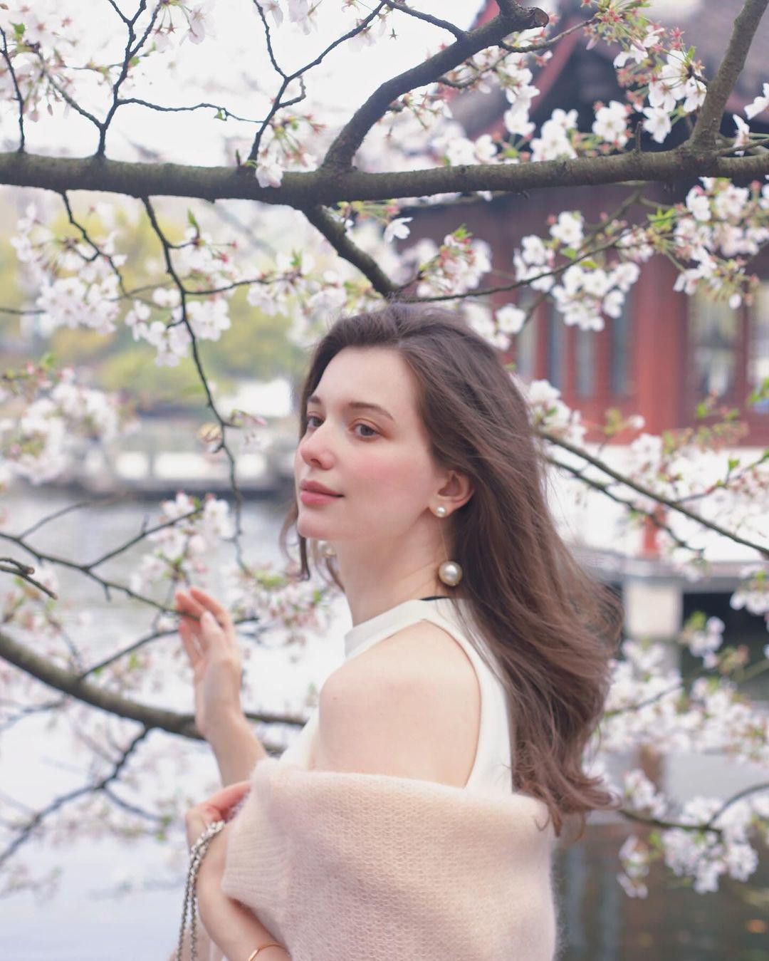 Đặc biệt nhất vẫn là đường nét gương mặt với vẻ đẹp lai giữa 4 dòng máu Mông Cổ, Nga, Belarus, Ba Lan, cùng làn da trắng hồng mịn màng.