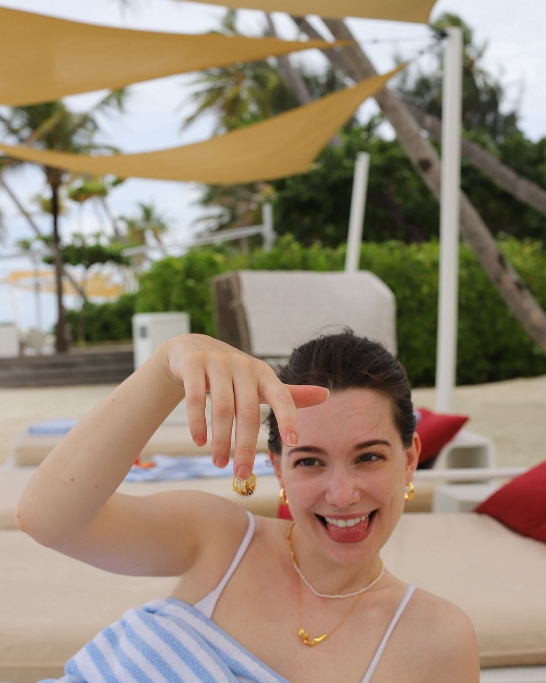 Được biết, “tiên nữ Đông Âu” cùng gia đình đang có chuyến nghỉ dưỡng tại Đảo North Male Atoll, Maldives.