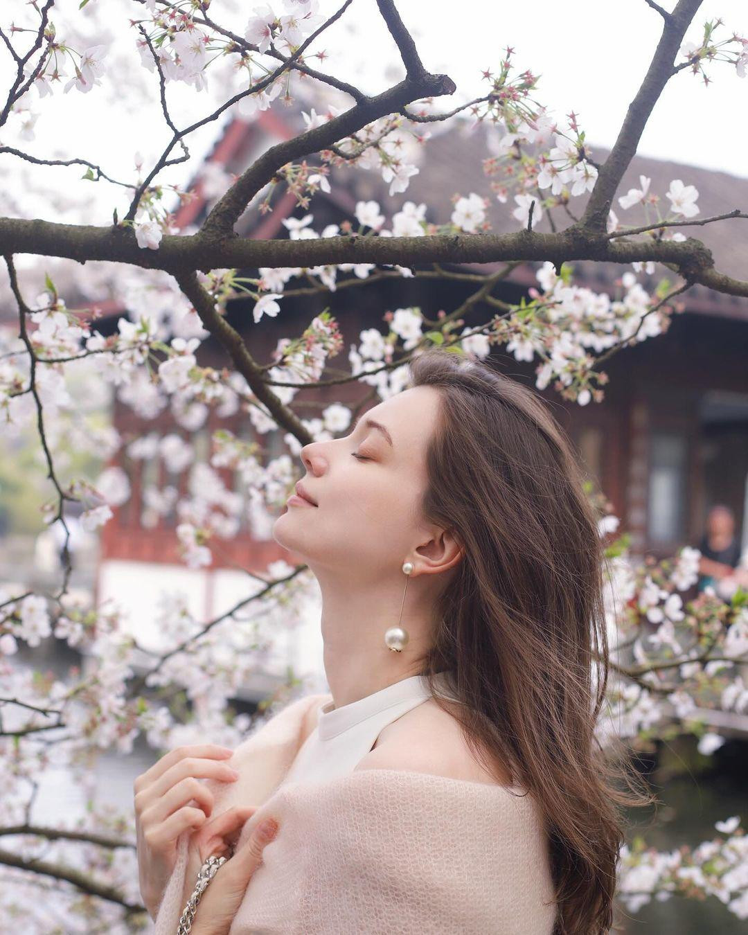 Anastasia Cebulska hiếm khi chia sẻ hình ảnh gia đình lên mạng xã hội. Thỉnh thoảng, người đẹp này cập nhật hình ảnh cá nhân, khoe sắc trong các chuyến du lịch, khi đi làm.