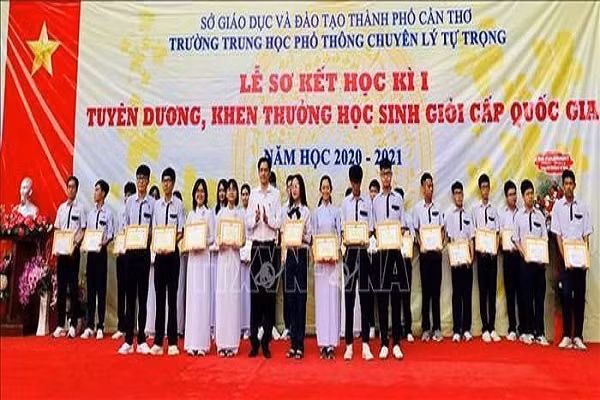 Bo Giao duc tang bang khen cho 1.355 hoc sinh gioi quoc gia