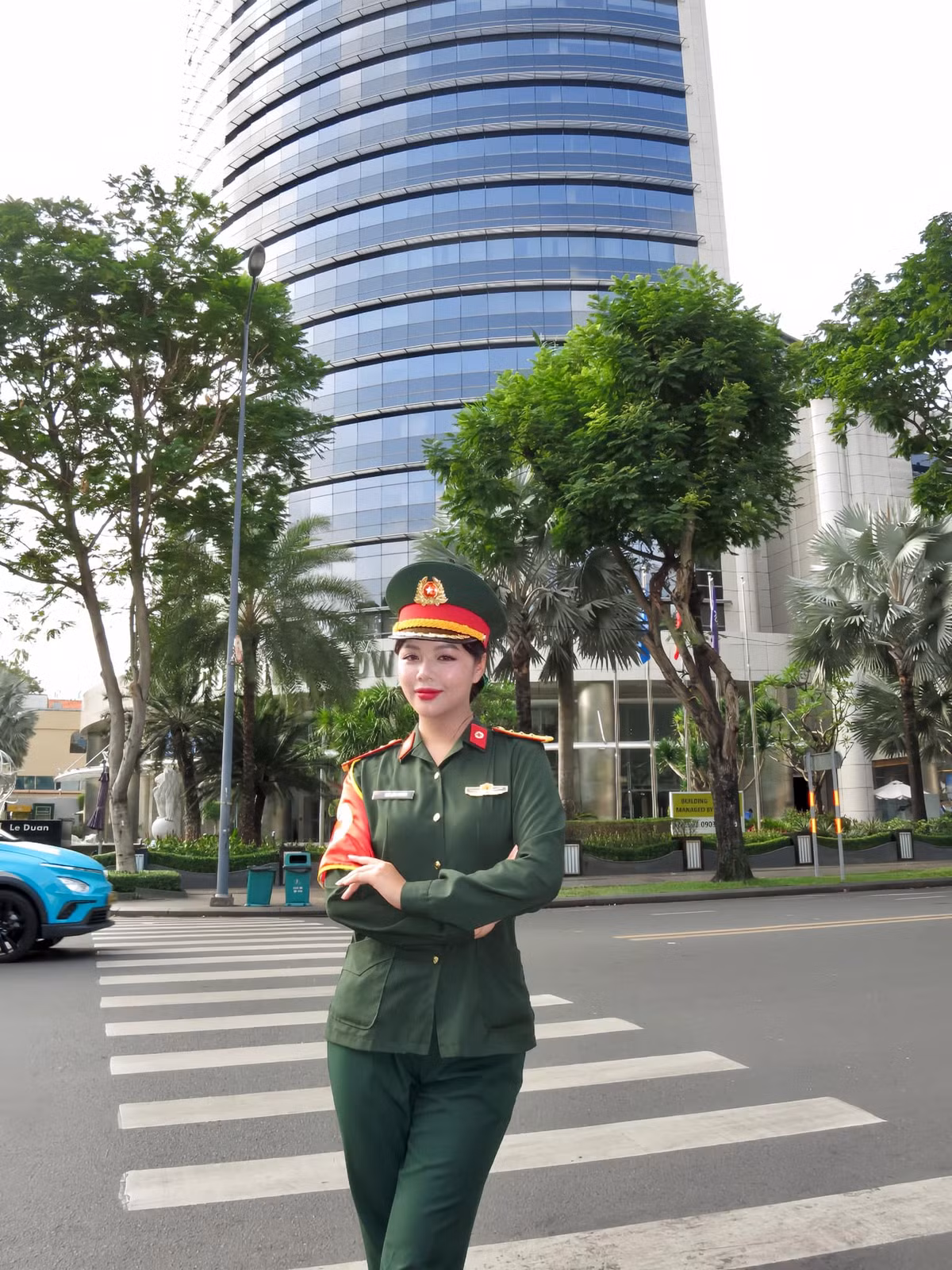 Rất nhanh chóng, danh tính nữ chiến sĩ Quân y cũng được tìm ra. Đó chính là Ngô Lâm Phương (SN 2000), hiện là quân nhân chuyên nghiệp công tác tại Đoàn văn công Quân khu 2.