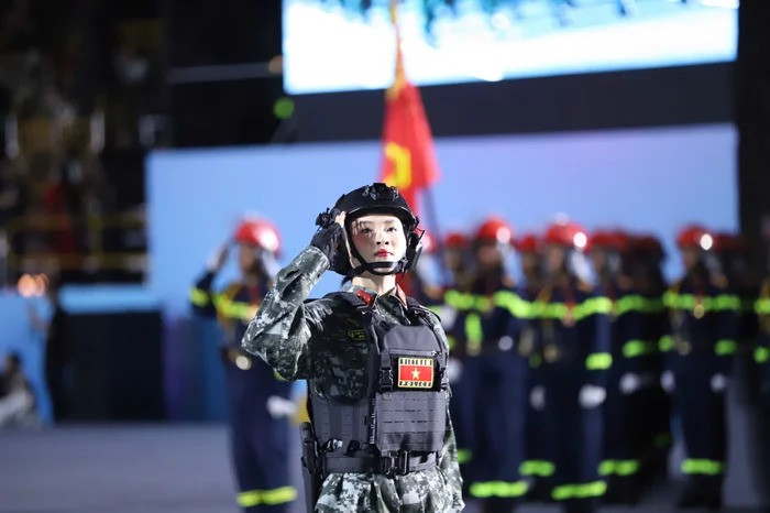 Từ những buổi luyện tập lễ diễu binh kỷ niệm 50 năm ngày giải phóng miền Nam hình ảnh những "bông hồng thép" kiêu hãnh và mạnh mẽ đã dần lộ diện, khiến bao trái tim không khỏi xao xuyến. Trong đó, một cô gái đứng trong hàng ngũ nữ chiến sĩ Quân y đã khiến dân tình xốn xang.