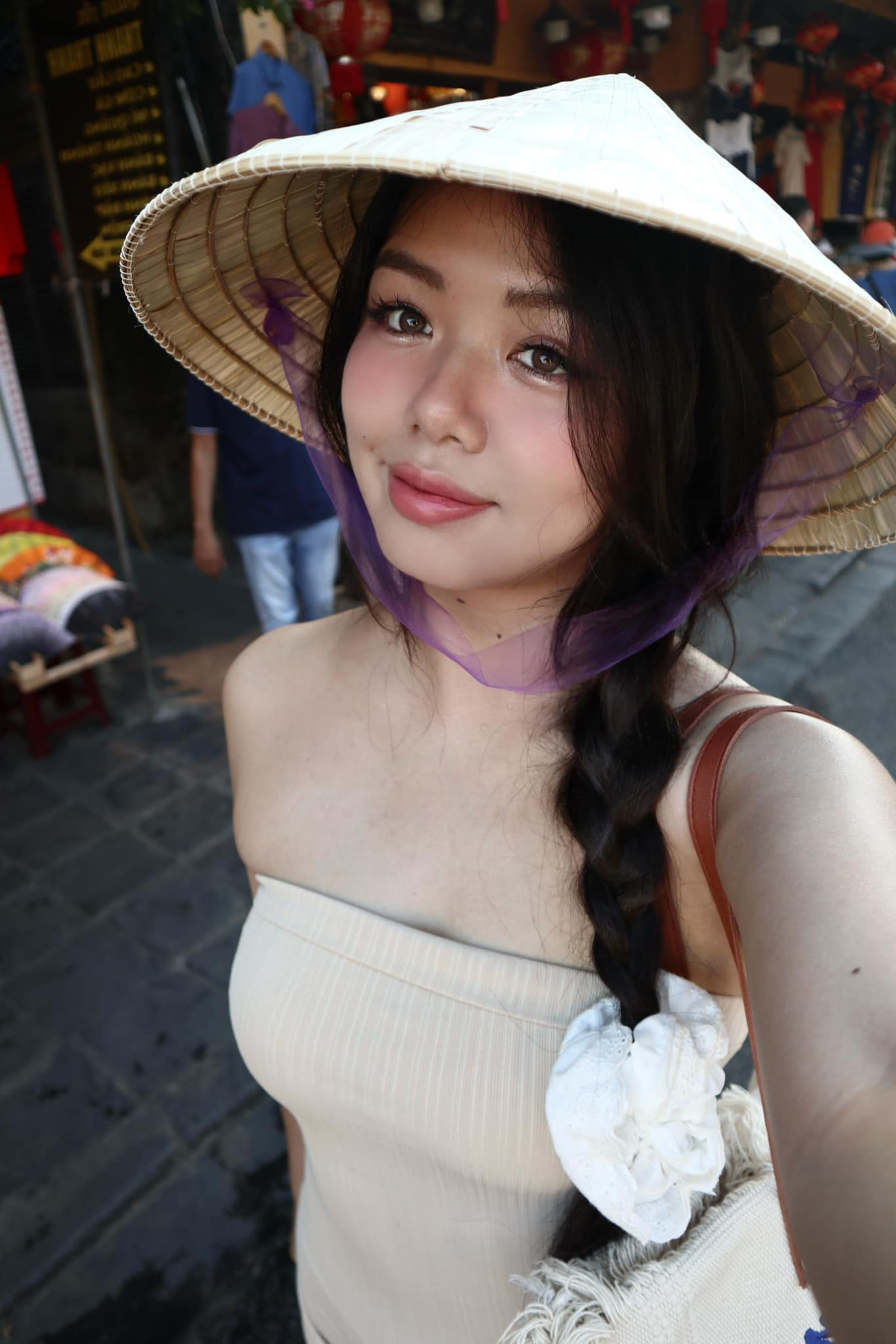 Trong những bức ảnh mà cô nàng đăng tải trên mạng xã hội, Ngô Lâm Phương gây cuốn hút với những "bộ cánh" thời thượng, quyến rũ không thua kém các mỹ nhân showbiz.