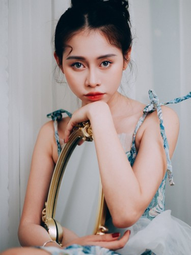 Hot girl mạng này còn cố ý tấu hài: "Cuối cùng nhan sắc này của tôi cũng được công nhận. Nhưng tôi không có làm kỹ thuật viên massage hay quản lý gì nha. Tôi đi lên từ hai bàn tay trắng".