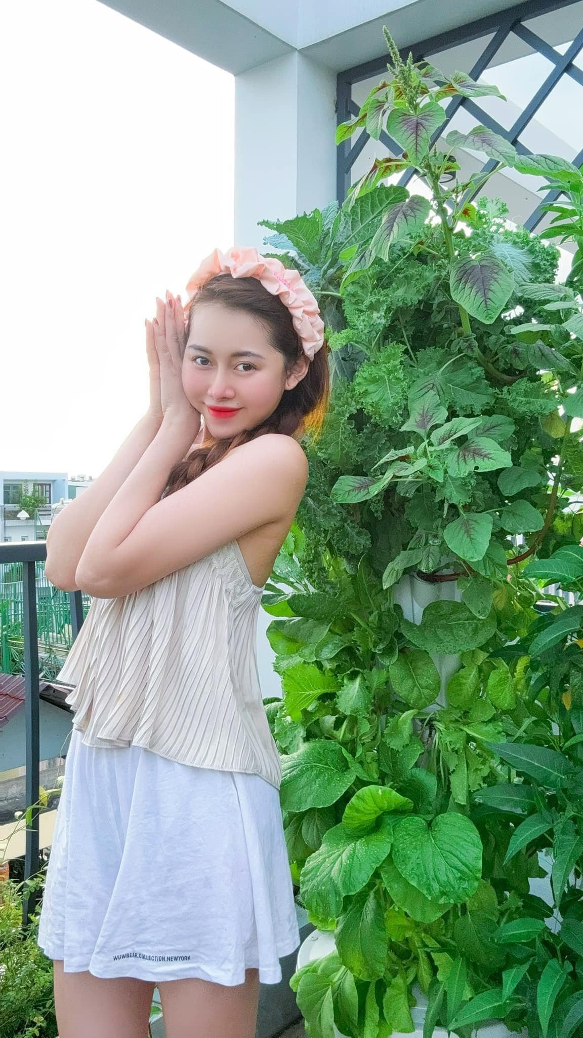 TikToker Việt Phương Thoa (SN 1998) được khán giả biết đến với biệt danh "chị Google" khi có lần thể hiện biệt tài giả giọng, thần thái, cảm xúc như trình duyệt Google.