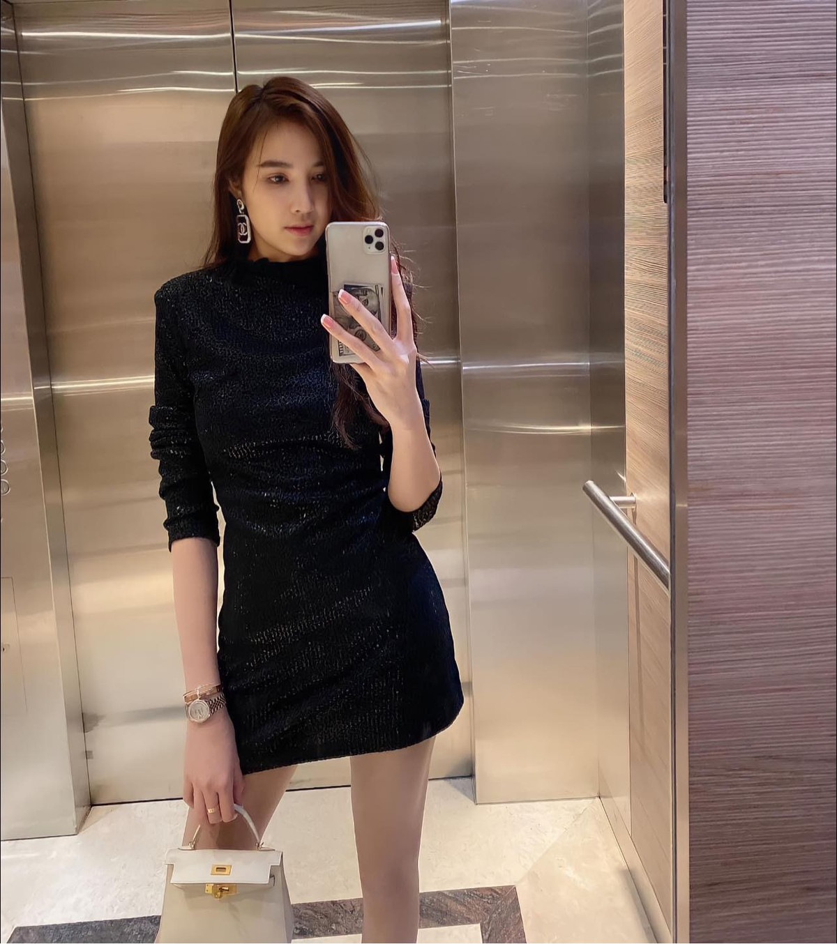 Vì công việc bận rộn nên Kim Tuyến duy trì việc giữ dáng nhờ chế độ ăn kết hợp với đeo latex. Chế độ ăn chiếm tới 70% trong việc giữ dáng.