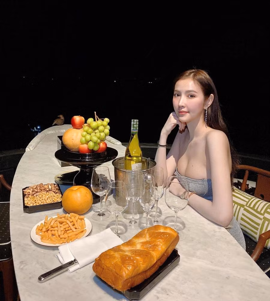 Gương mặt xinh đẹp như búp bê, thân hình cân đối cùng làn da trắng của Kim Tuyến nhanh chóng chiếm được thiện cảm của người hâm mộ.