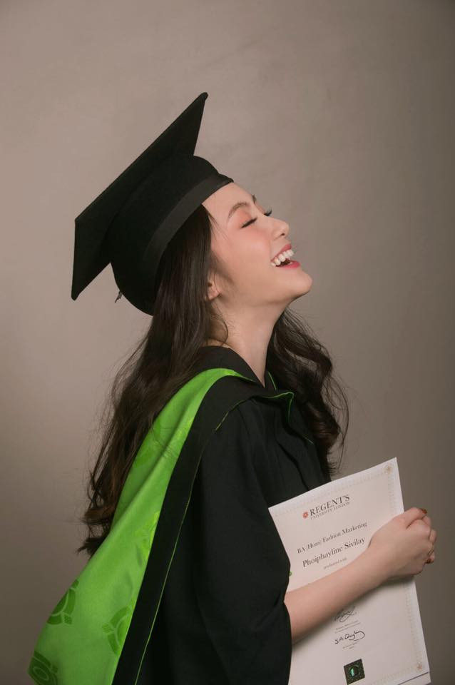 Không chỉ xinh đẹp, Chichi còn có trình độ học vấn cao. Cô nàng thành thạo 4 thứ tiếng: Lào, Việt, Anh, Thái...