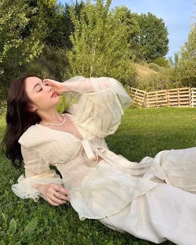 Trên Instagram, Chichi luôn xuất hiện với hình ảnh vui vẻ, tràn đầy sức sống.