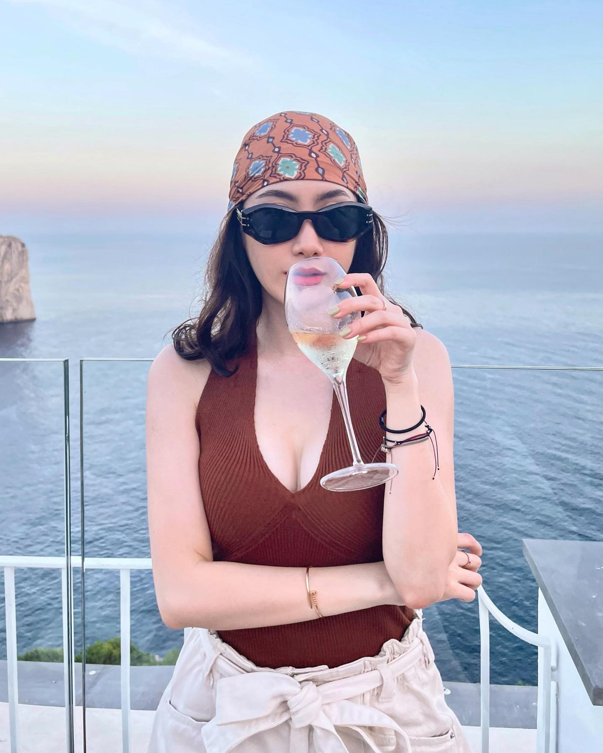 Với sắc vóc của mình, Chichi được mệnh danh là "đệ nhất hot girl Lào". Cô nàng nổi đình đám mạng xã hội Việt từ năm 2016 nhờ nhan sắc xinh đẹp rạng rỡ.