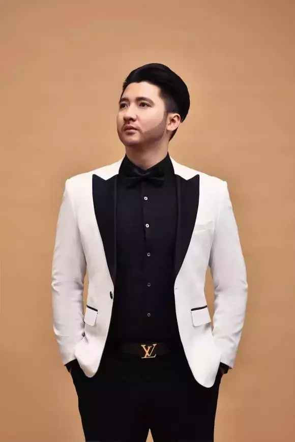 Không chỉ thay đổi cân nặng, có một thời gian 9X còn quyết định lấy tóc để cấy thành râu trên gương mặt. Ngoại hình mới của anh bị nhận xét già chát.