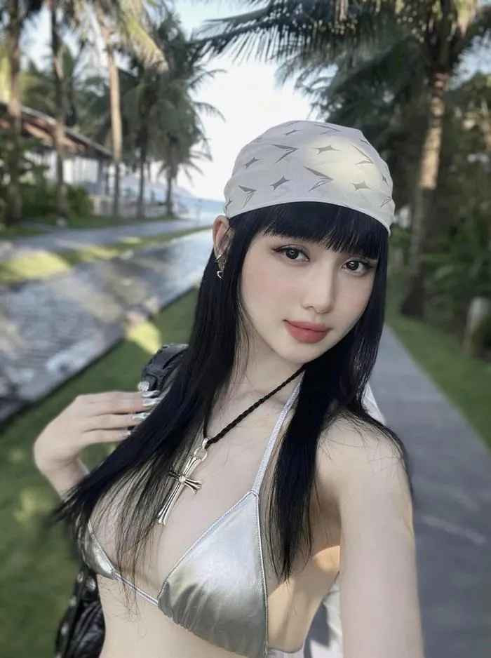 Bà mẹ 2 con tự tin diện bikini khoe vòng 2 nhỏ xíu cùng vòng 1 "vạn người mê".