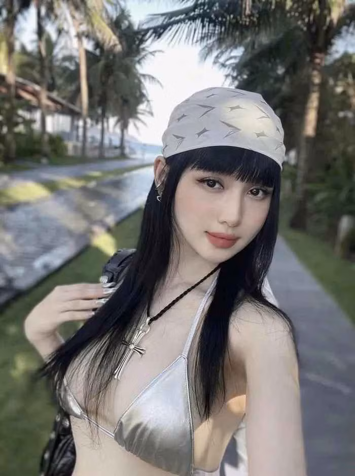 Bà mẹ 2 con tự tin diện bikini khoe vòng 2 nhỏ xíu cùng vòng 1 "vạn người mê".