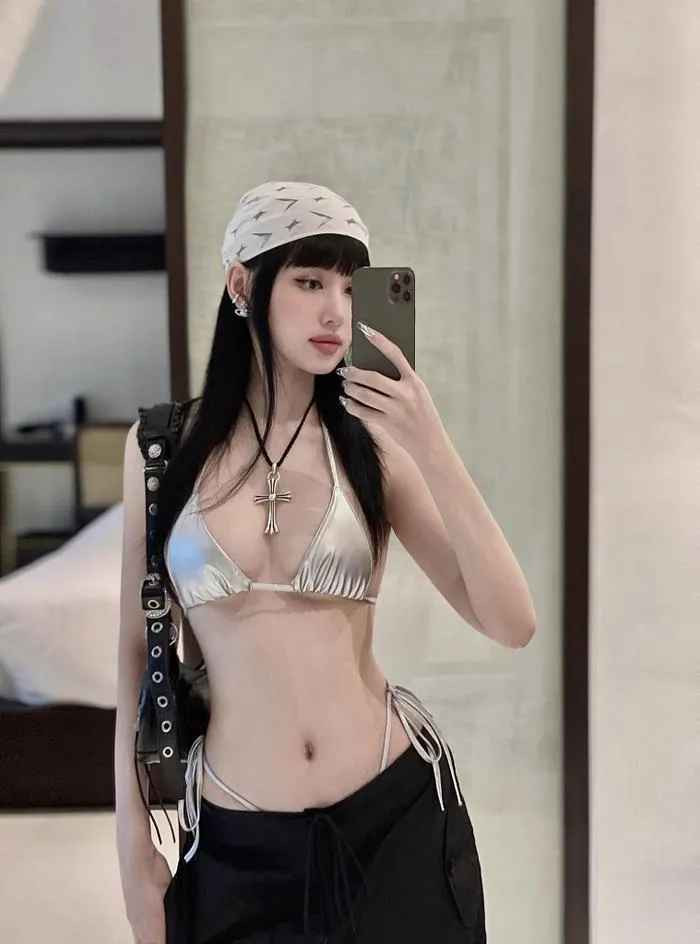 Trong những bức ảnh mới đăng, "chị đẹp" Tâm Tít diện out fit cá tính không kém phần quyến rũ.