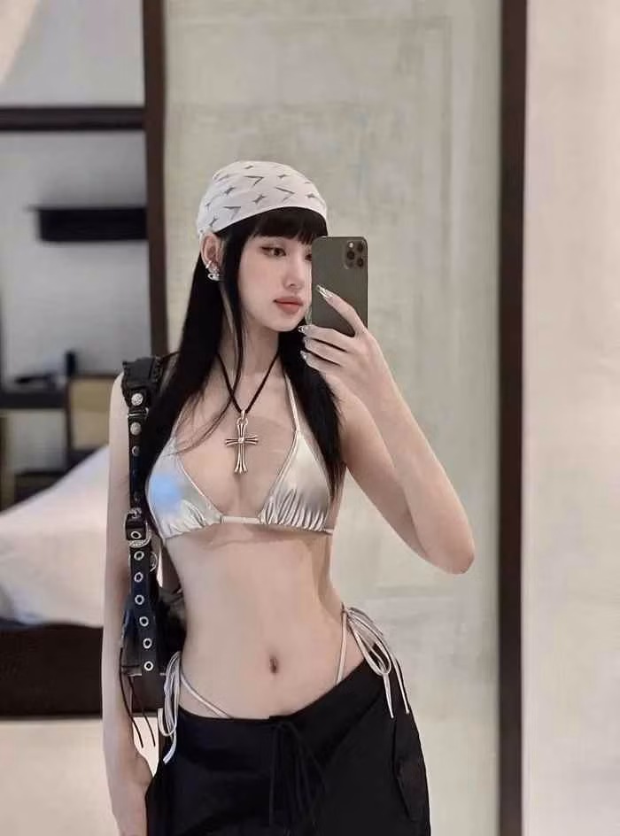 Trong những bức ảnh mới đăng, "chị đẹp" Tâm Tít diện out fit cá tính không kém phần quyến rũ.