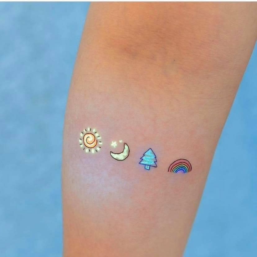 Một chút mực xăm dạ quang sẽ khiến bạn trẻ nên nổi bật trong bóng đêm.