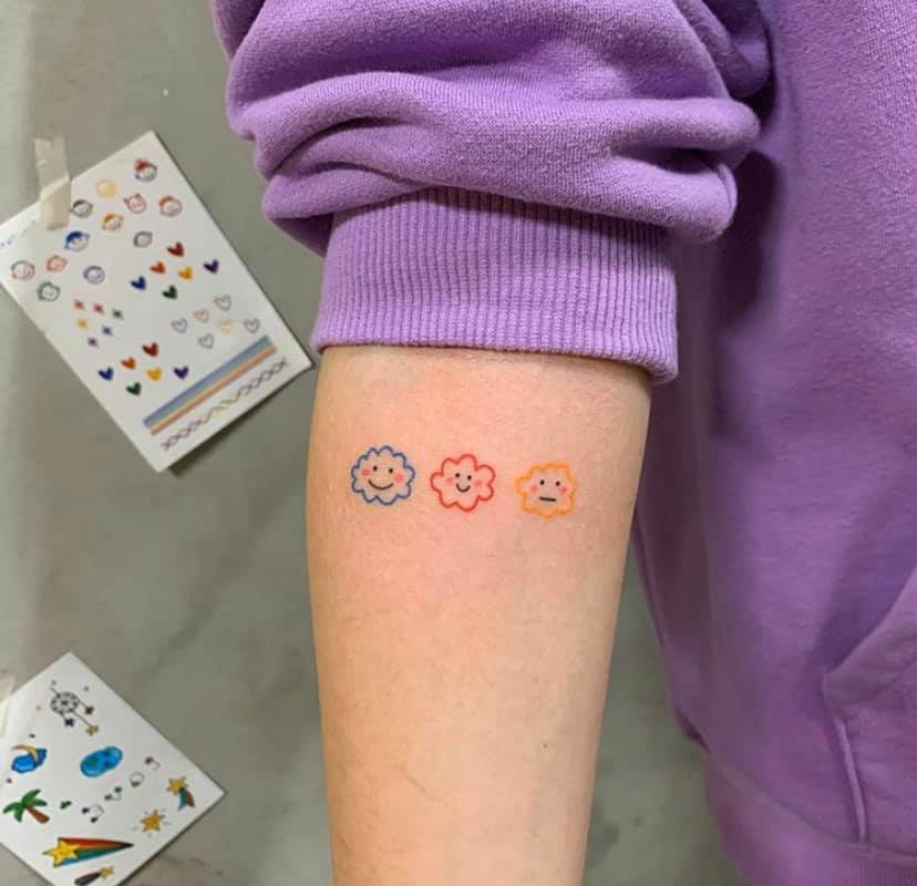 Thay vì cầu vòng, cùng vị trí ở cánh tay nhiều bạn sẽ chọn những đám mây.