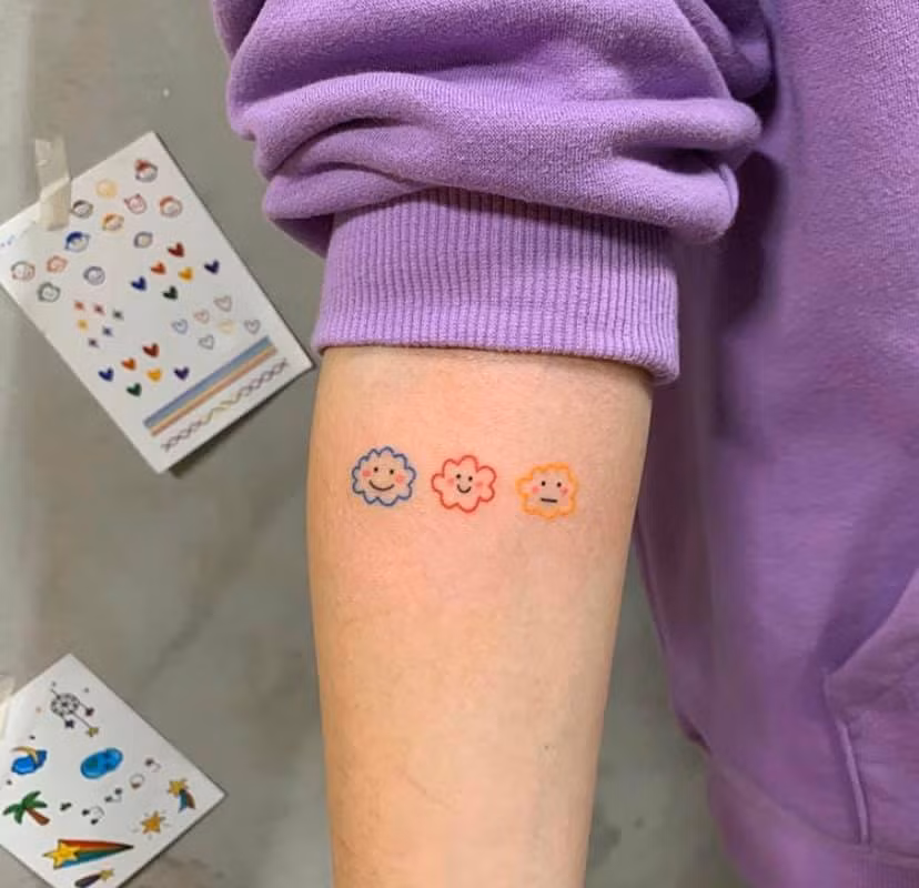 Thay vì cầu vòng, cùng vị trí ở cánh tay nhiều bạn sẽ chọn những đám mây.