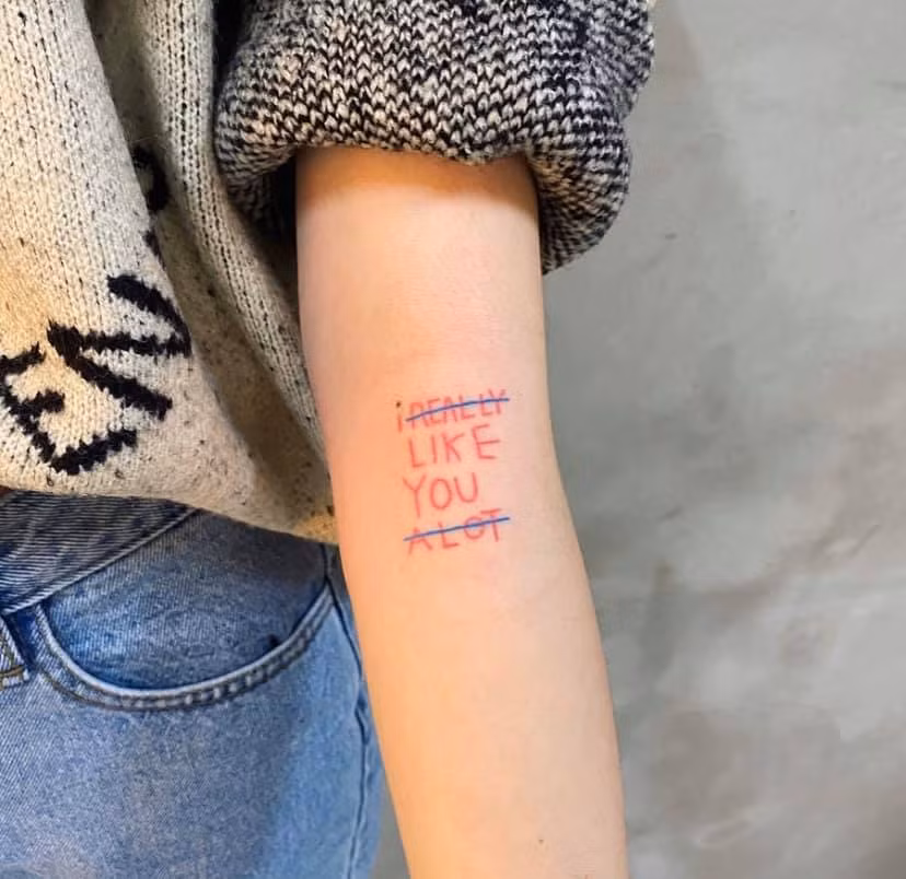 Với các bạn trẻ lần đầu xăm hình, vị trí xăm là khá quan trọng. Nó phải đáng ứng đủ tiêu chí, nổi bật, cá tính và dễ nhìn nhất. Cánh tay với những dòng chữ ý nghĩa là một gợi ý không tồi.