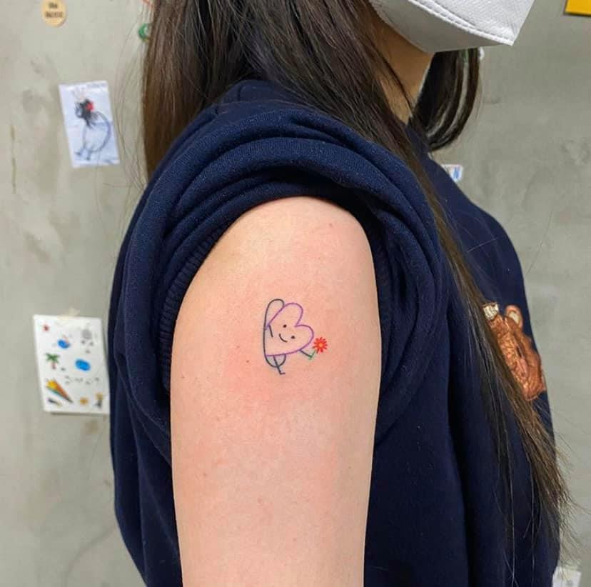 Còn với những bạn trẻ yêu thích sự đơn giản nhưng phải "cute" thì bắp tay với những nét xăm màu đơn khá phù hợp.