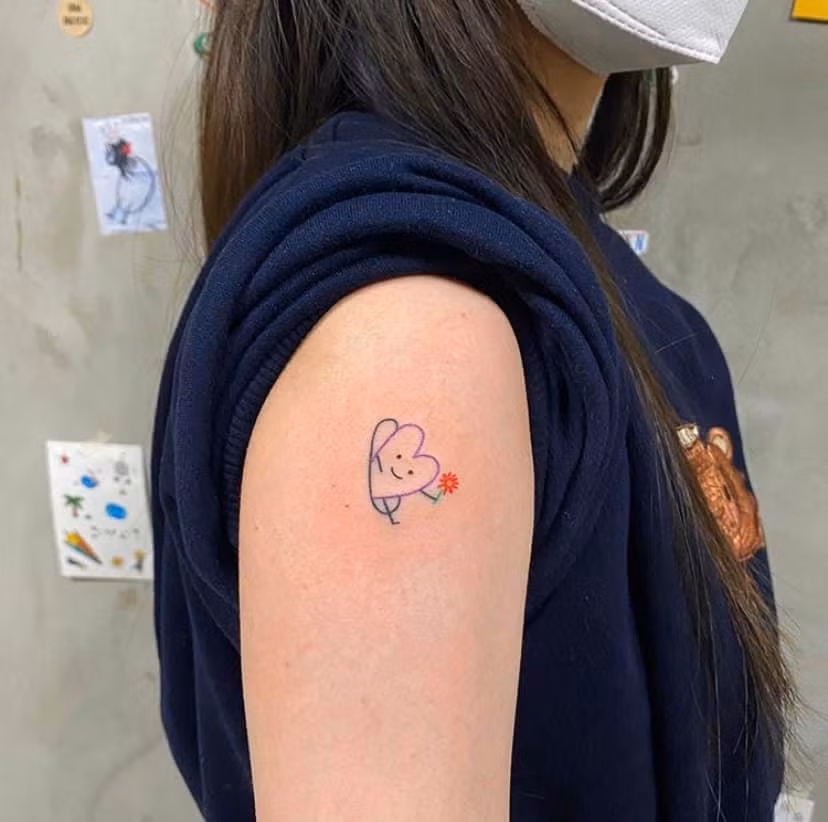 Còn với những bạn trẻ yêu thích sự đơn giản nhưng phải "cute" thì bắp tay với những nét xăm màu đơn khá phù hợp.