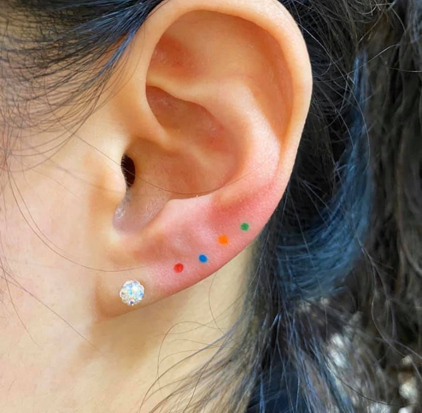 Ngay trong lần đầu, các bạn đã muốn sự nổi bật hãy nghĩ tới vị trí trên tai. Chỉ vài chấm màu đơn giản nhưng nó sẽ khiến các bạn "phát sáng" giữa đám đông.