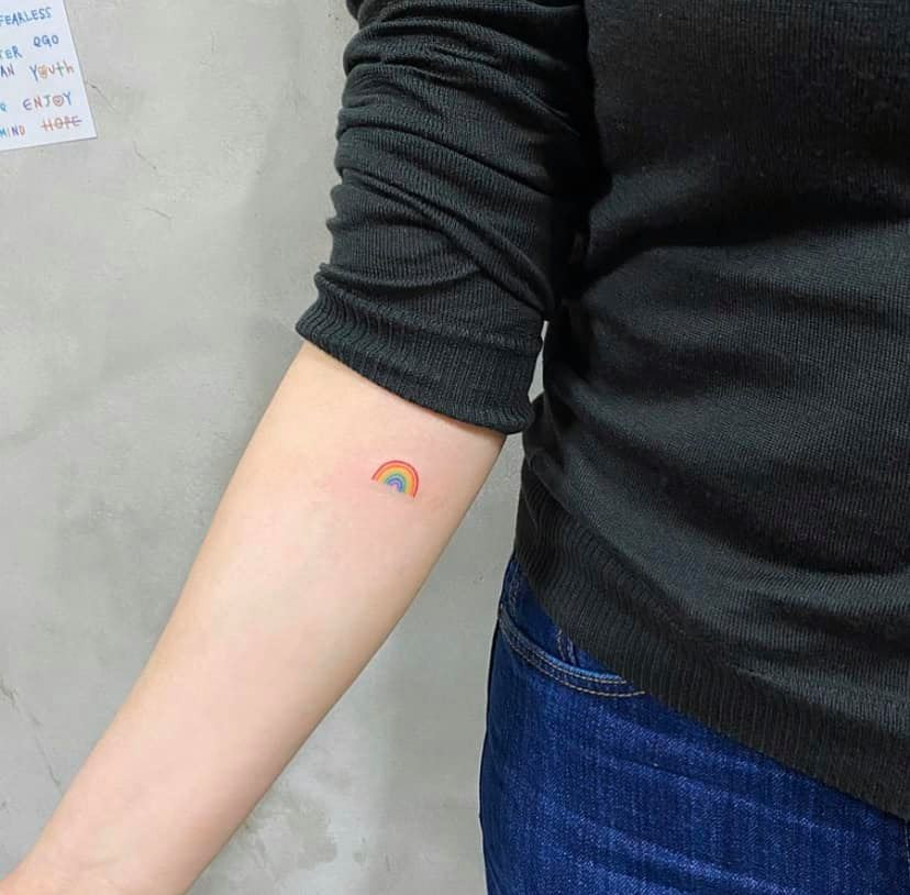 Một chiếc cầu vòng ở vị trí cánh tay.