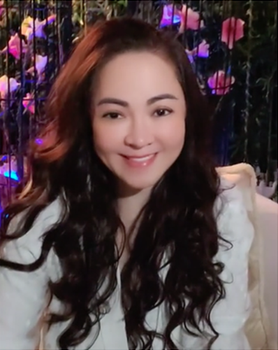 Đến khi xuất hiện và chia sẻ với dân mạng thì bà Phương Hằng lại lựa chọn cách makeup đậm đà, từ mắt đến môi đều được trau chuốt kĩ càng.