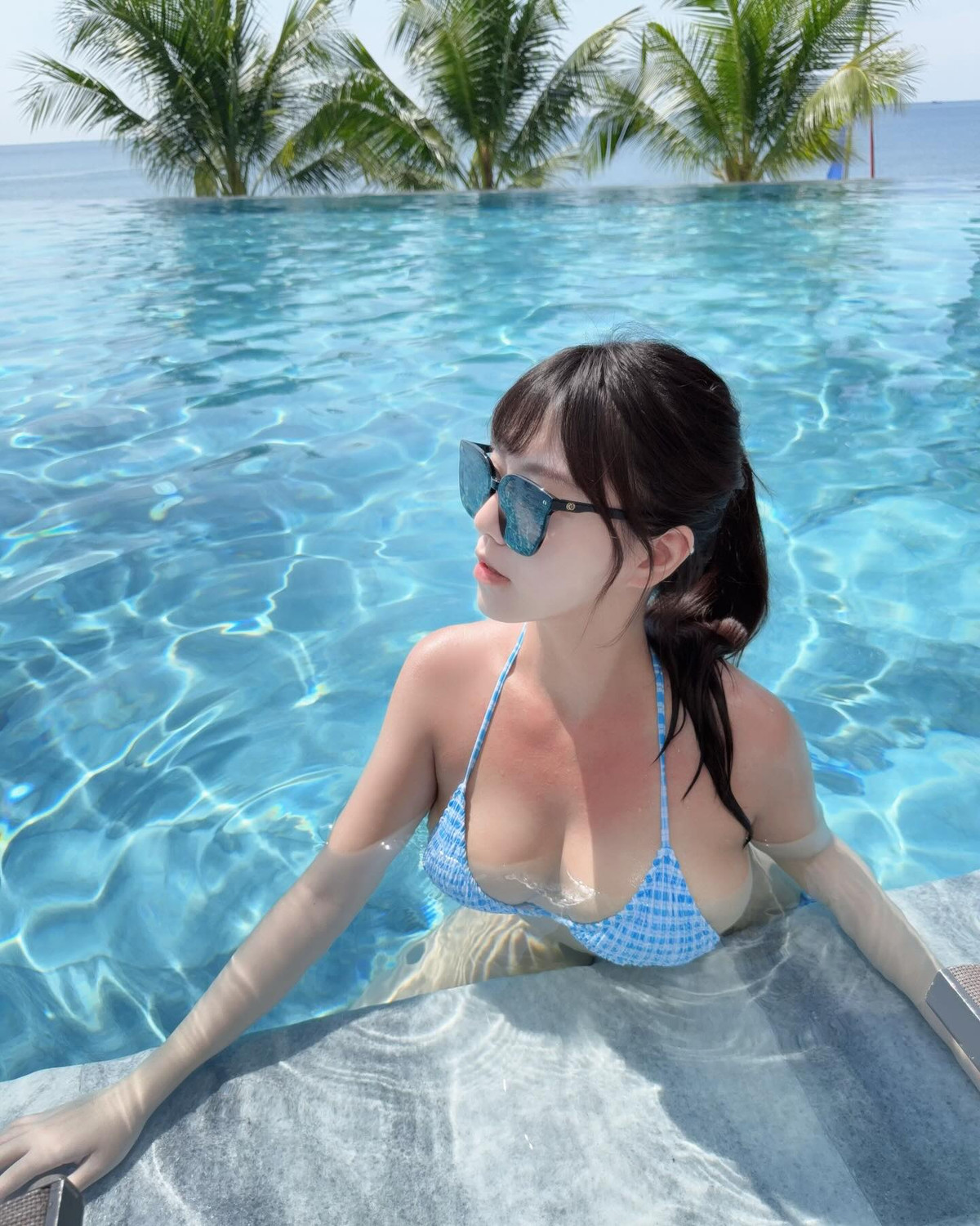 Mùa hè của Sandy chẳng khác nào một “sàn diễn bikini”, khi cô liên tục khoe dáng với đủ loại trang phục nóng bỏng.