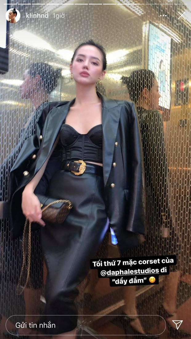 Lý do là bởi trong lần xuất hiện này, "cô em Trendy" Khánh Linh để lộ hốc mắt trũng sâu, vóc dáng khá gầy, xương quai xanh lẫn xương sườn đều rõ mồn một.