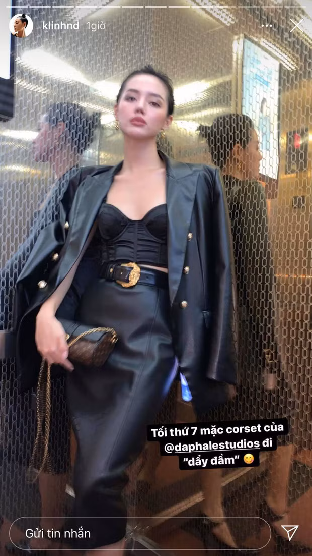 Lý do là bởi trong lần xuất hiện này, "cô em Trendy" Khánh Linh để lộ hốc mắt trũng sâu, vóc dáng khá gầy, xương quai xanh lẫn xương sườn đều rõ mồn một.