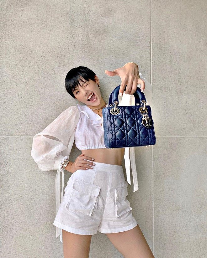 Kèm theo những lời khen cho phong cách, Khánh Linh cũng nhận về vô vàn sự ngưỡng mộ về thân hình quá eo ót.