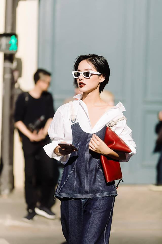 Trên trang cá nhân của mình, Khánh Linh thường xuyên chia sẻ những bức ảnh fashion cực chất.