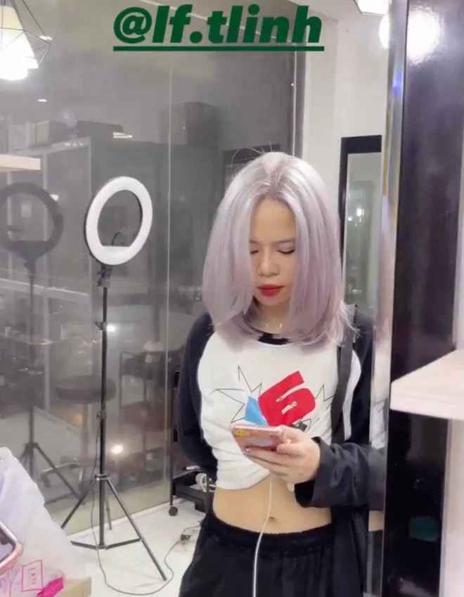 Nếu như trước đây, Tlinh thu hút bởi mắt một mí cool ngầu thì hiện tại phần mí mắt đã trở nên dày cộp, nhìn không tự nhiên.