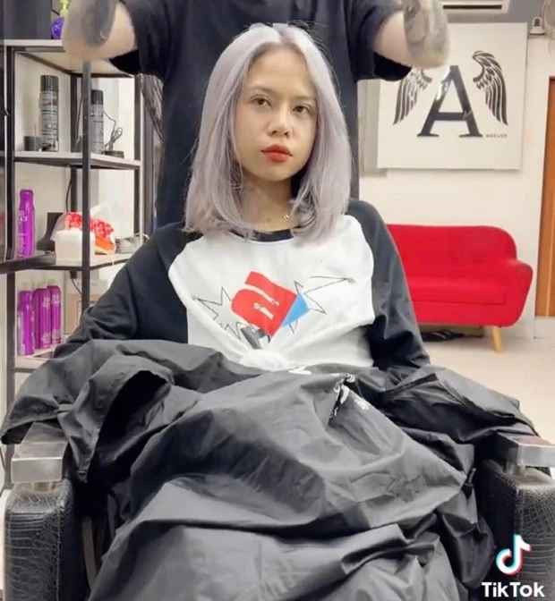 mới đây, trên TikTok bất ngờ viral đoạn clip Tlinh đi nhuộm tóc. Tóc mới xinh thì khỏi bàn cãi nhưng pha biến hình này của rapper sinh năm 2000 có gì đó lạ lắm.