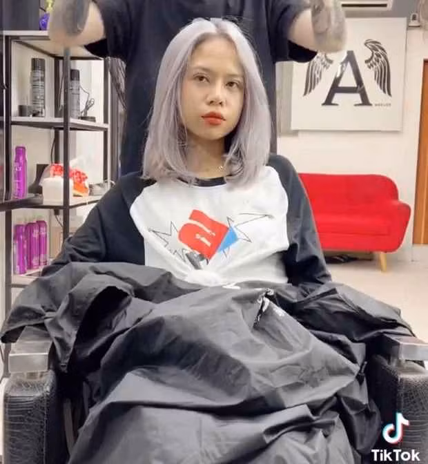 mới đây, trên TikTok bất ngờ viral đoạn clip Tlinh đi nhuộm tóc. Tóc mới xinh thì khỏi bàn cãi nhưng pha biến hình này của rapper sinh năm 2000 có gì đó lạ lắm.