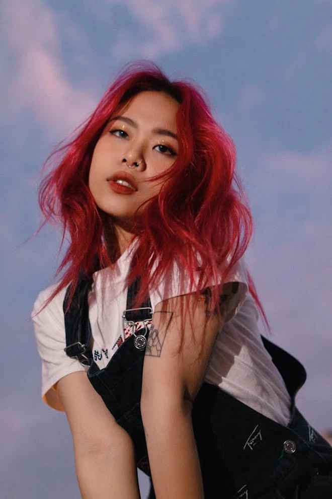 Nữ rapper thế hệ GenZ - Tlinh sở hữu nhan sắc không phải kiểu "sắc nước hương trời" nhưng lại gây ấn tượng bởi nét cá tính, chất ngông và màu sắc riêng biệt.