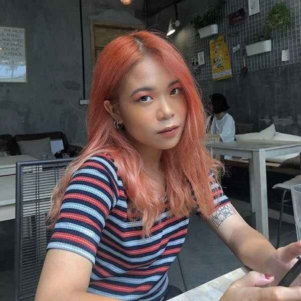 Không rõ Tlinh đã chỉnh sửa những đường nét nào nhưng nhìn tổng thể thấy rõ sự khác lạ. Thậm chí, nhiều fan còn bình luận phải nhìn đi nhìn lại mới nhận ra nữ rapper 2K.